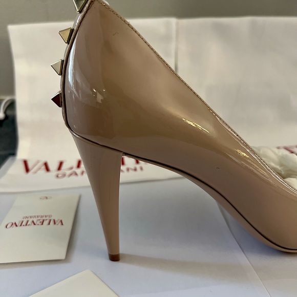 Valentino women size 7 color tan, lightly used - Picture 4 of 7